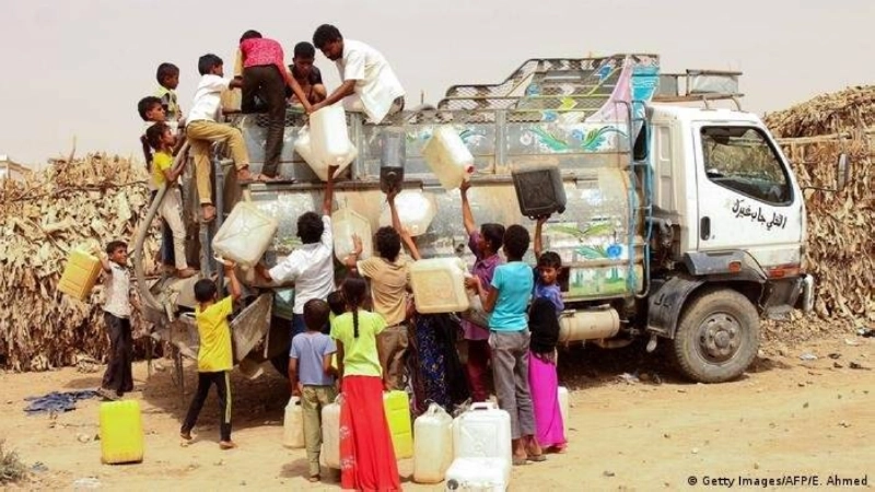 أطفال يبحثون عن المياه النظيفة في اليمن (مكة)