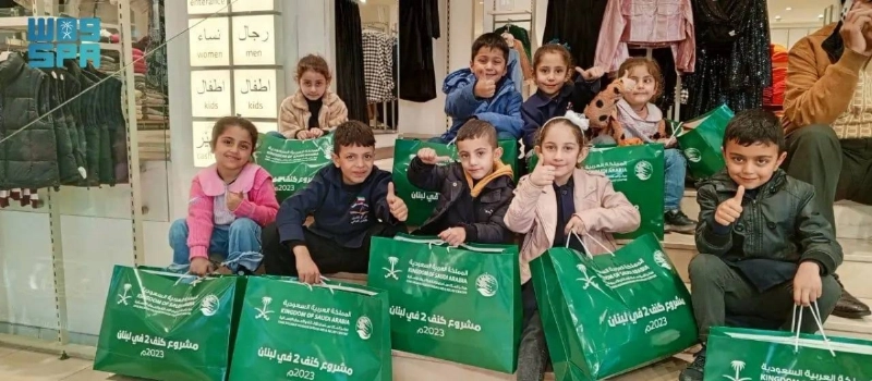 فرحة بهدايا مركز الملك سلمان