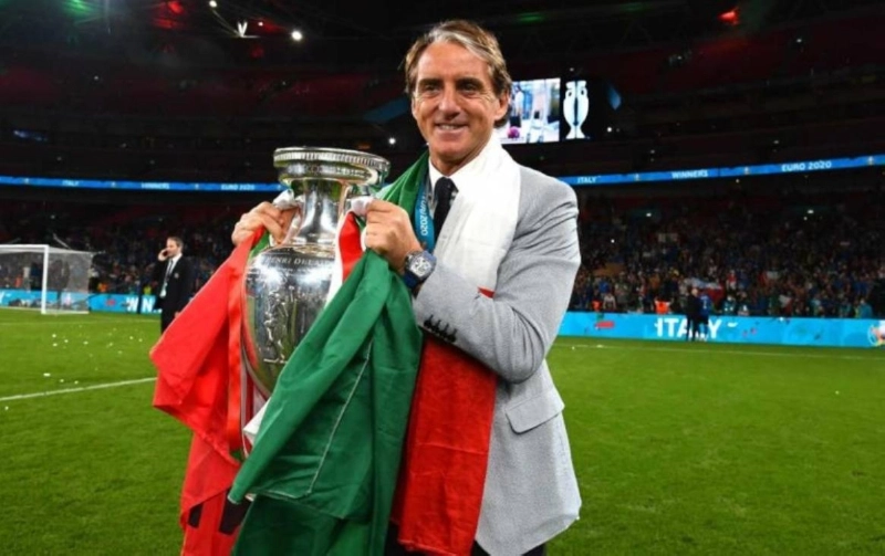 يحمل كأس أمم أوروبا مع إيطاليا