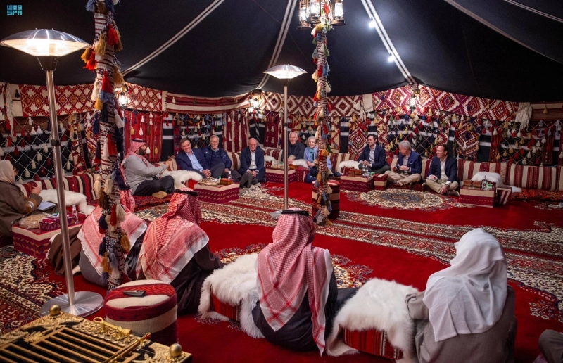 الأمير محمد بن سلمان خلال استقباله أعضاء مجلس الشيوخ الأمريكي بالمخيم الشتوي في العلا (واس)