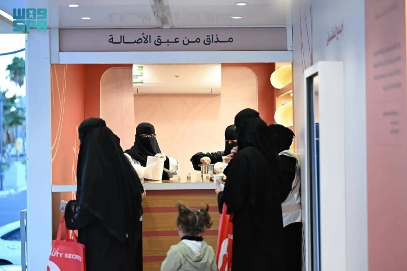 زائرات للمعرض المتنقل (مكة)
