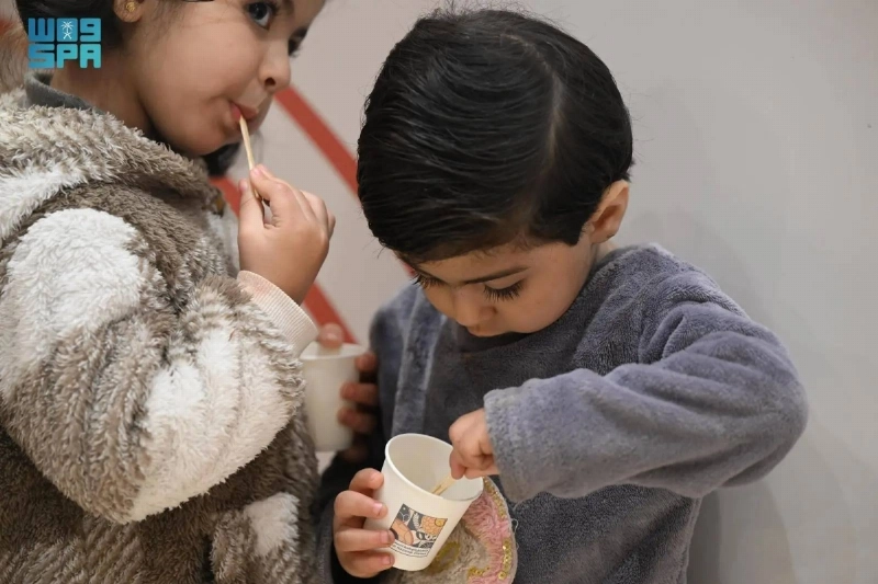 طفل خلال وجوده بالمعرض
