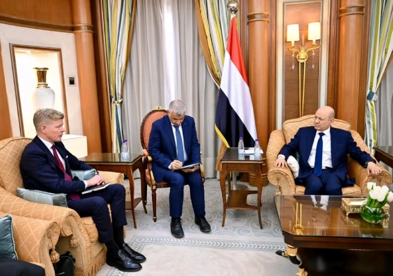 العليمي خلال لقائه المبعوث الأممي غروندبرغ (مكة)