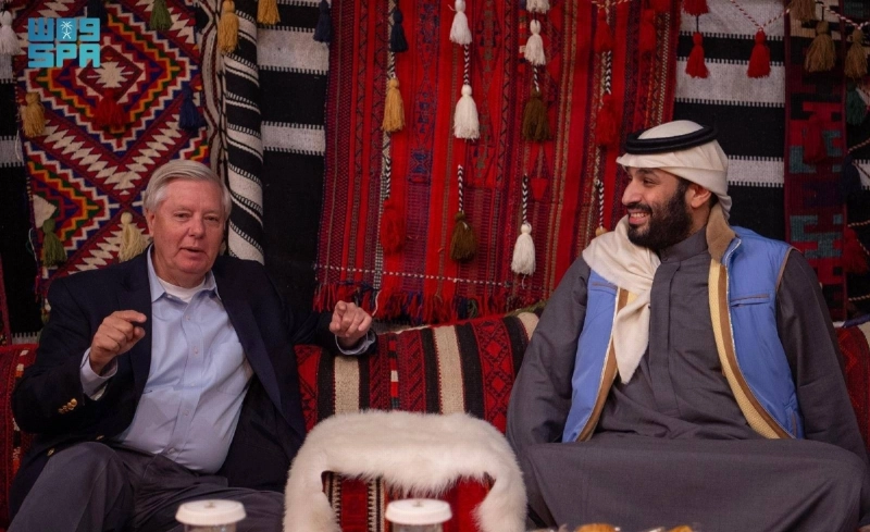 الأمير محمد بن سلمان خلال اجتماعه مع ليندسي غراهام في المخيم الشتوي بالعلا (واس)