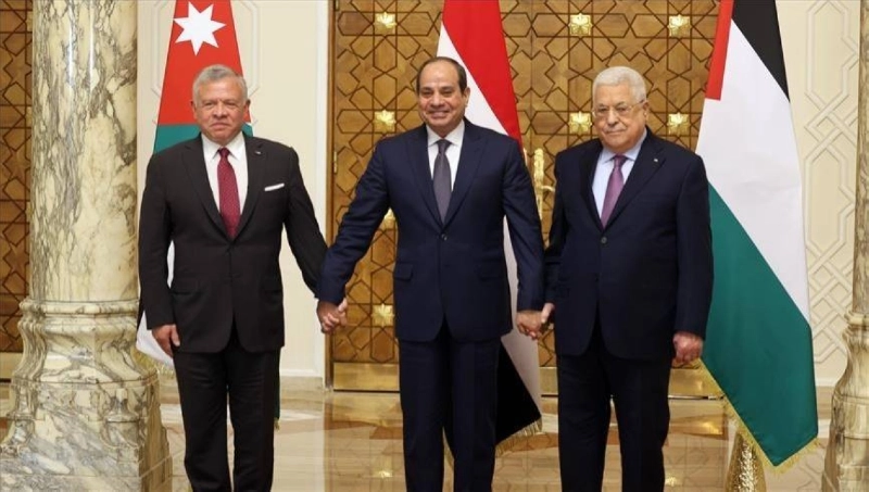 الرئيس المصري يتوسط العاهل الأردني والرئيس الفلسطيني (مكة)