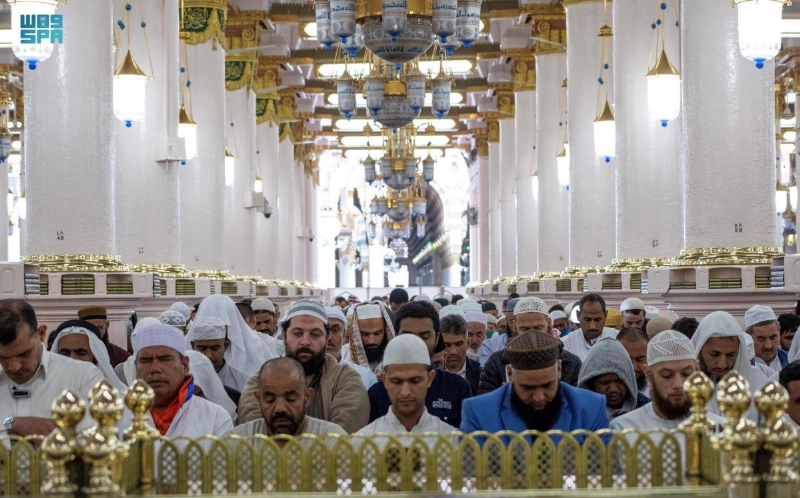 ضيوف برنامج خادم الحرمين يؤدون الصلاة بالمسجد الحرام (مكة)