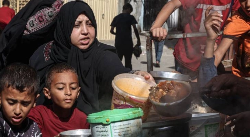 أسرة فلسطينية تنتظر الطعام (مكة)