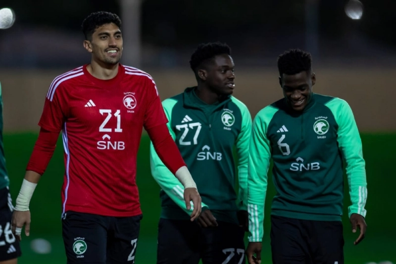 لاعبو الاخضر مع الحارس راغد النجار