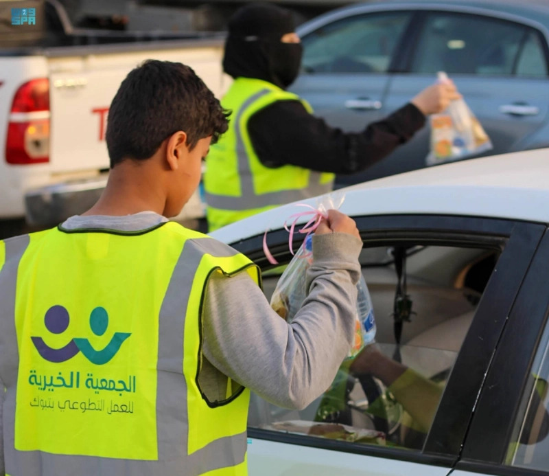 متطوعان يوزعان وجبات (مكة)