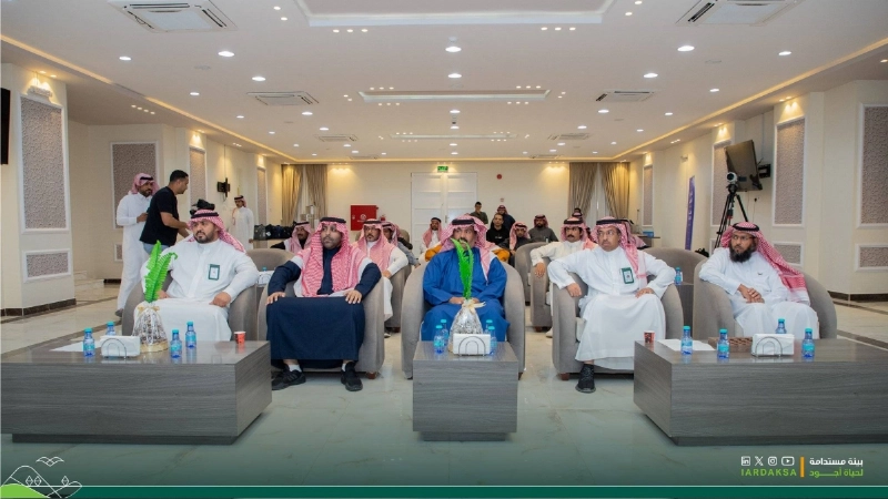 مشاركون في تدشين البرنامج