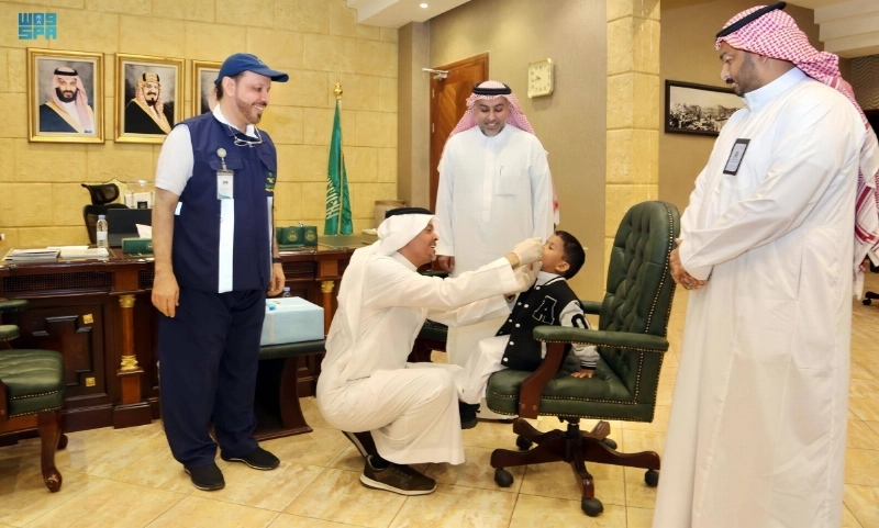 طفل يتلقى جرعة تطعيم خلال الحملة (مكة)