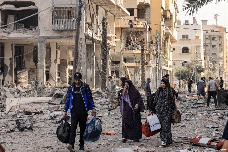 فلسطينيون يتركون منازلهم المدمرة (مكة)