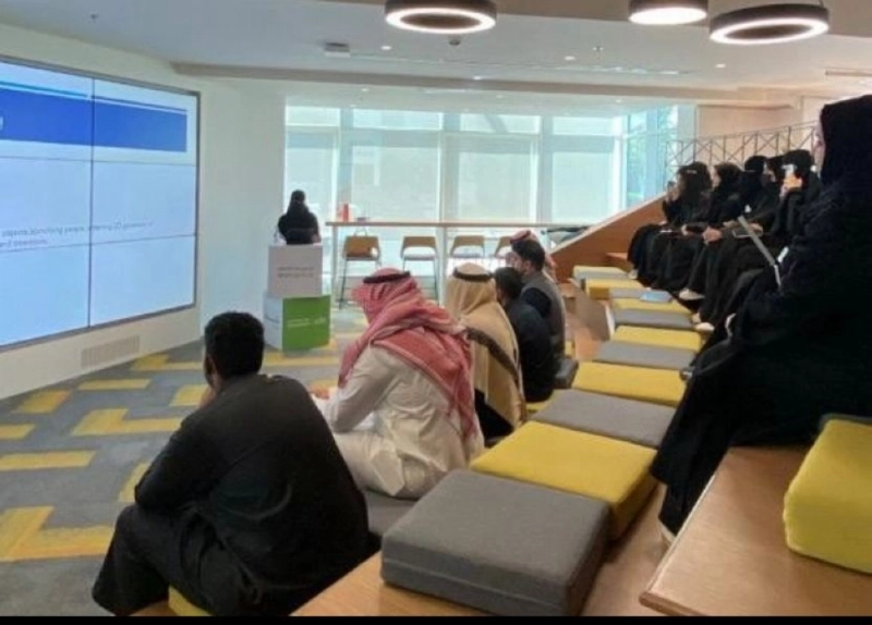 عدد من الحاضرين