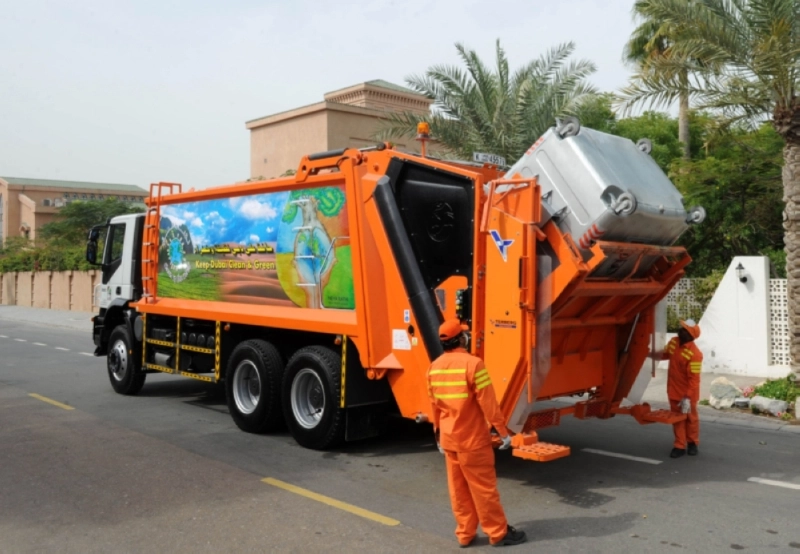 جمع النفايات في احد الشوارع
