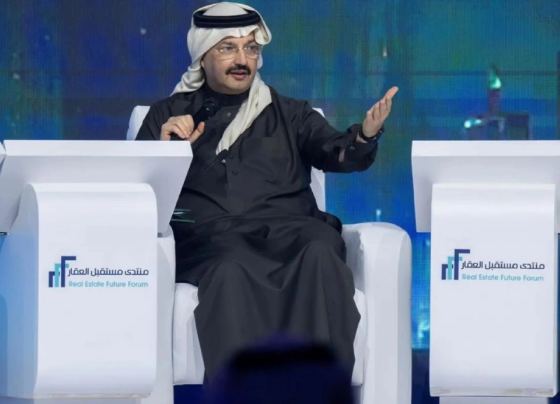 أمير عسير متحدثا بالمنتدى