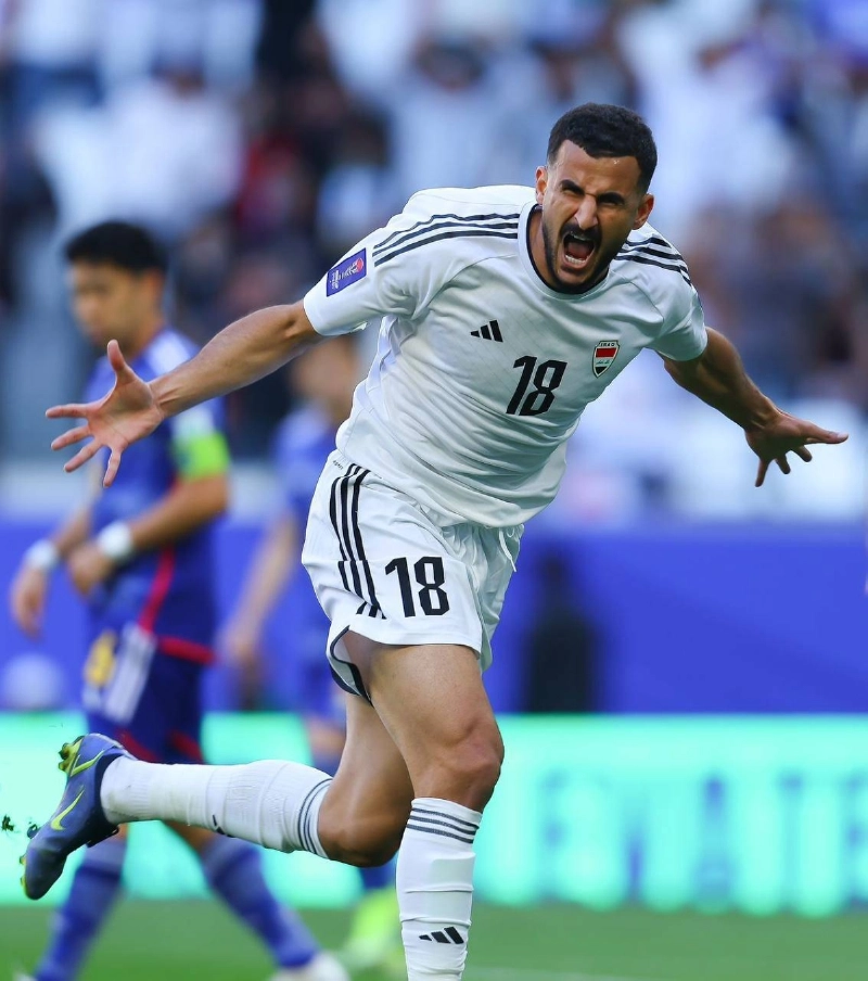 لاعب العراق يحتفل بالفوز على اليابان
