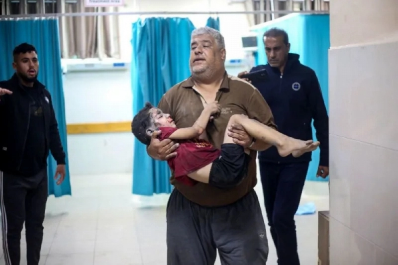 أب فلسطيني يحمل ابنه داخل مستشفى ناصر (مكة)