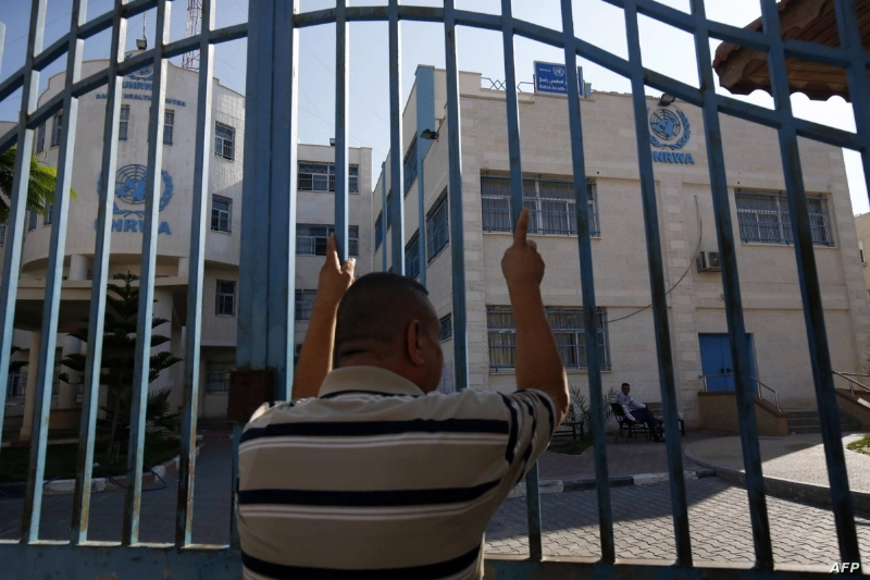 فلسطيني يقف على أبواب وكالة الأونروا