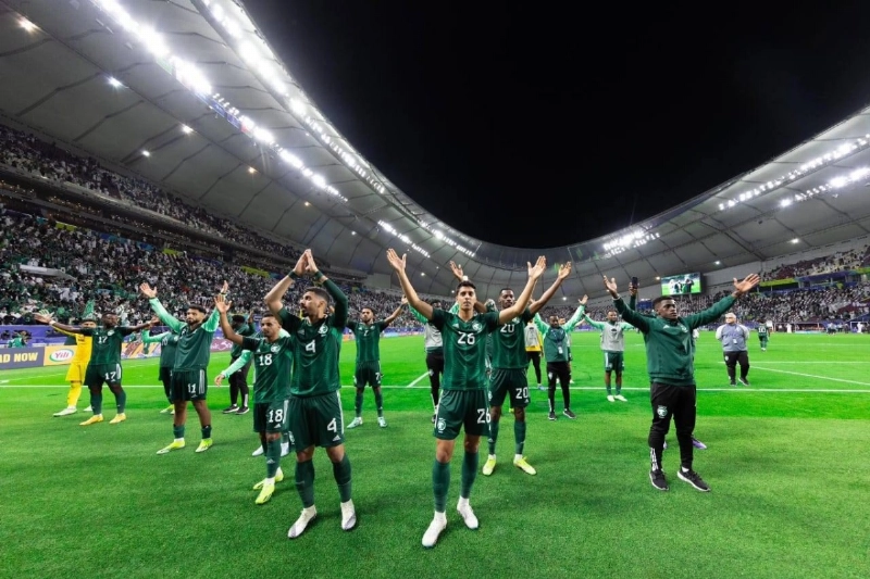 لاعبو المنتخب يحتفلون مع الجماهير
