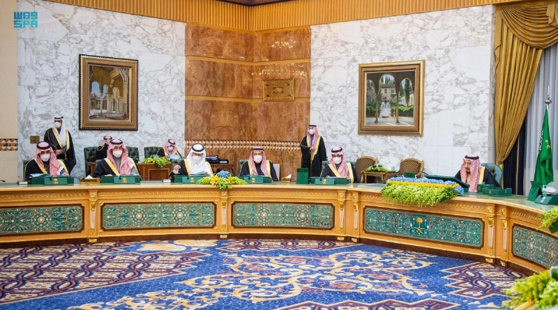 خادم الحرمين لدى ترؤسه جلسة مجلس الوزراء في الرياض أمس (واس)