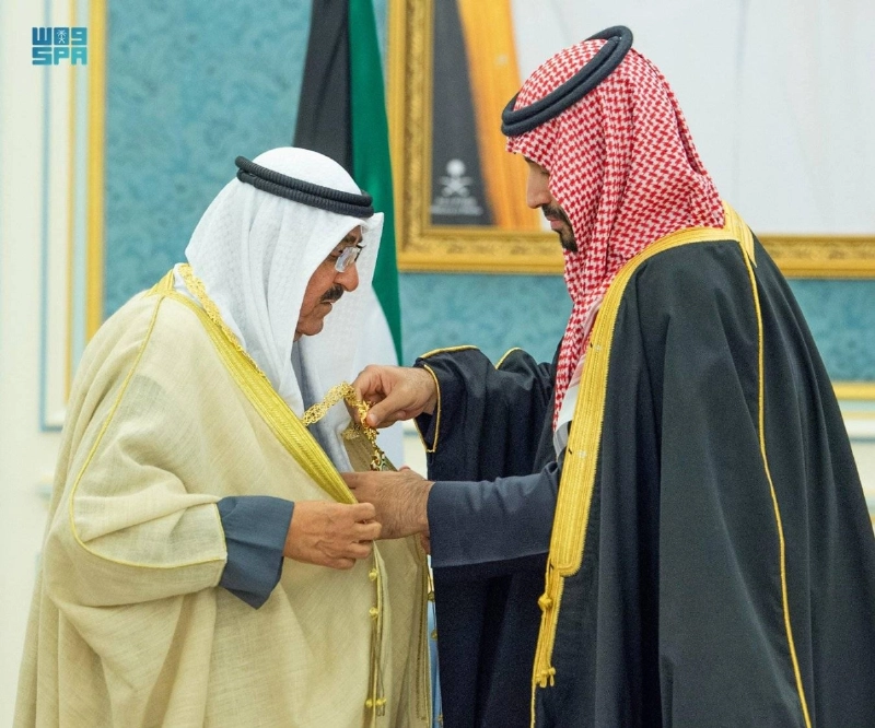 الأمير محمد بن سلمان خلال جلسة المباحثات مع الشيخ مشعل الصباح وتقليده قلادة الملك عبدالعزيز في الرياض أمس (واس)