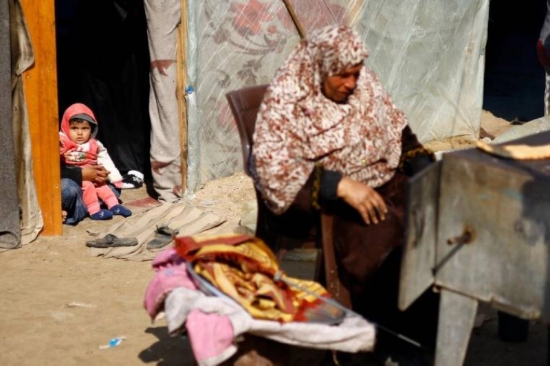 فلسطينية تجهز طعاما صنعته من دقيق الأونروا