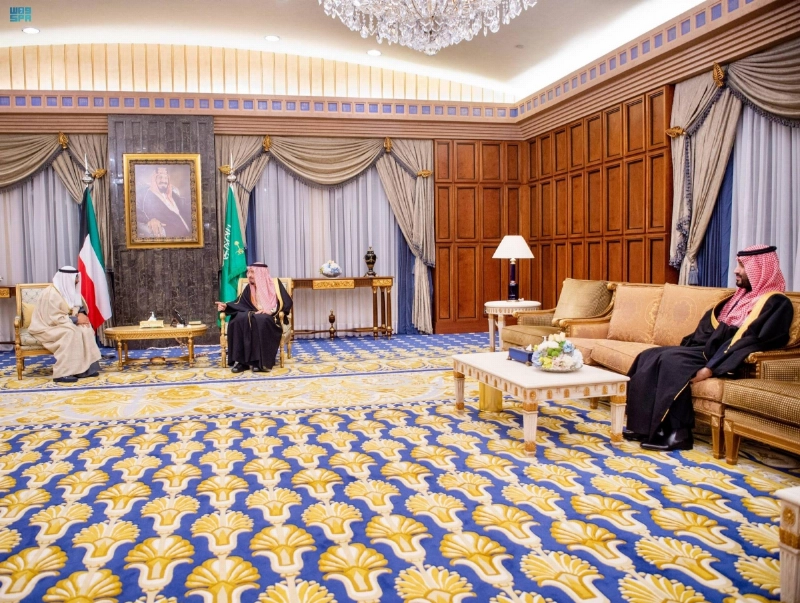 خادم الحرمين خلال استقباله أمير الكويت بحضور ولي العهد (واس)