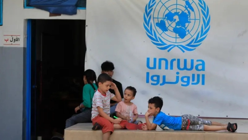 أطفال يلهون أمام مقر منظمة الأونروا