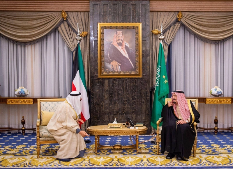 الملك سلمان خلال استقباله الشيخ مشعل الصباح في الرياض أمس الأول (واس)