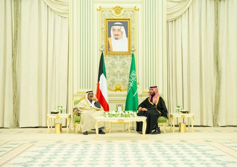 الأمير محمد بن سلمان خلال لقائه الشيخ مشعل الصباح