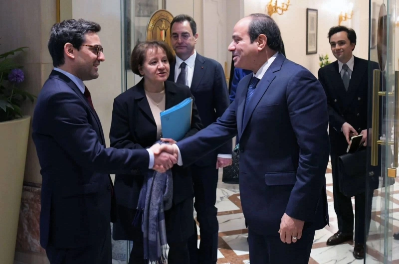 عبد الفتاح السيسي مصافحا ستيفان سيجورنيه (مكة)