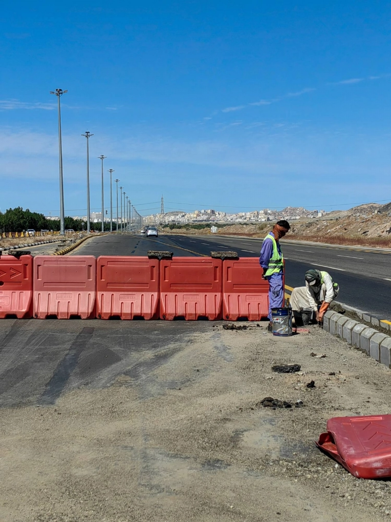 للحد من الحوادث المرورية شرعت الجهات المعنية في تنفيذ دوران بطريق إبراهيم الخليل الذي يربط جنوب العاصمة المقدسة بشمالها، وخاصة عند شواخص حدود الحرم، وحفاظا على سلامة سالكي الطريق جرى إغلاق الدوران العشوائي وتنفيذ دوران واحد بتخطيط هندسي محكم. (أنس الحارثي)