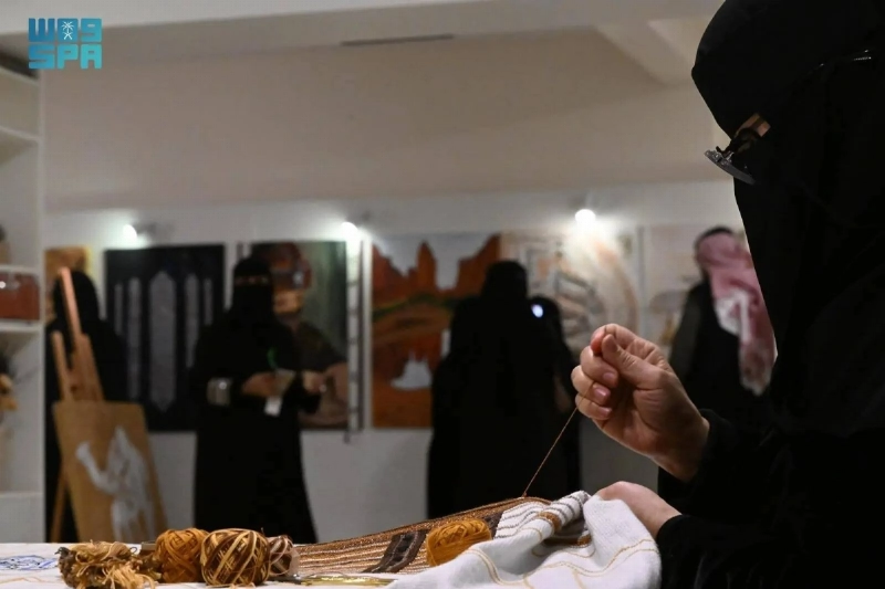 هيجاء البلوي خلال أعمال التطريز (مكة)