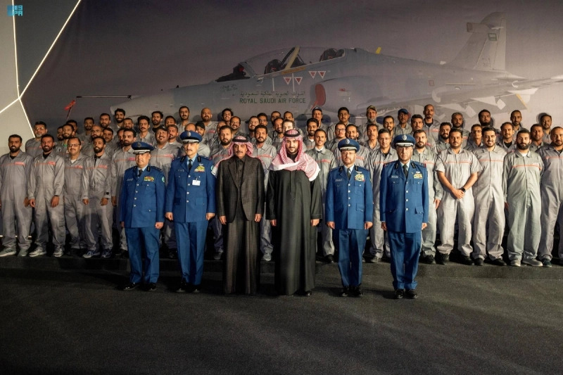 خالد بن سلمان في لقطة جماعية عقب التدشين (مكة)