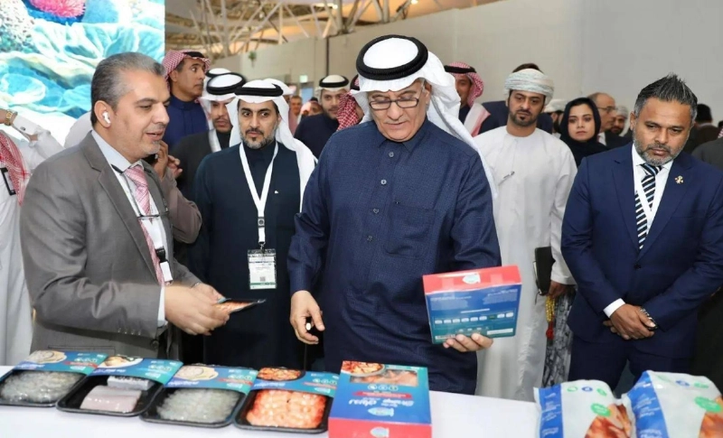 الفضلي خلال جولته بالمعرض