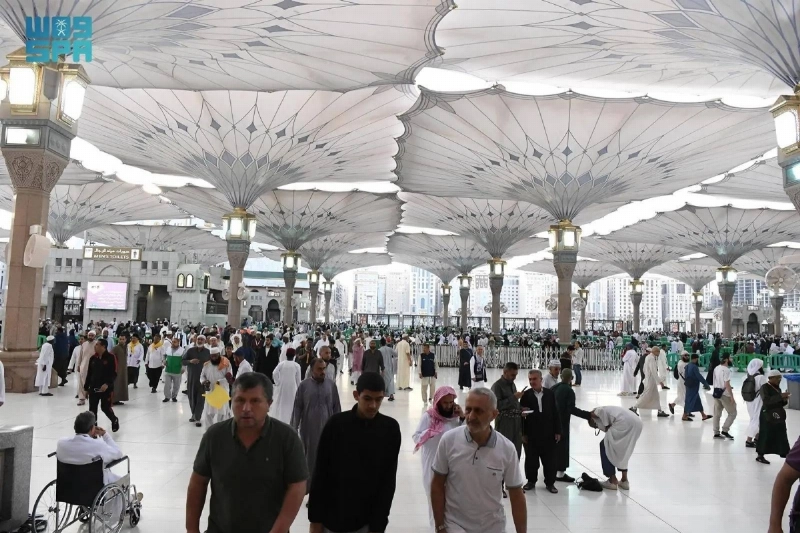 زوار بساحات المسجد النبوي (مكة)