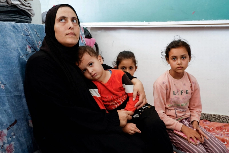 أسرة غزاوية تراقب الأوضاع المؤلمة