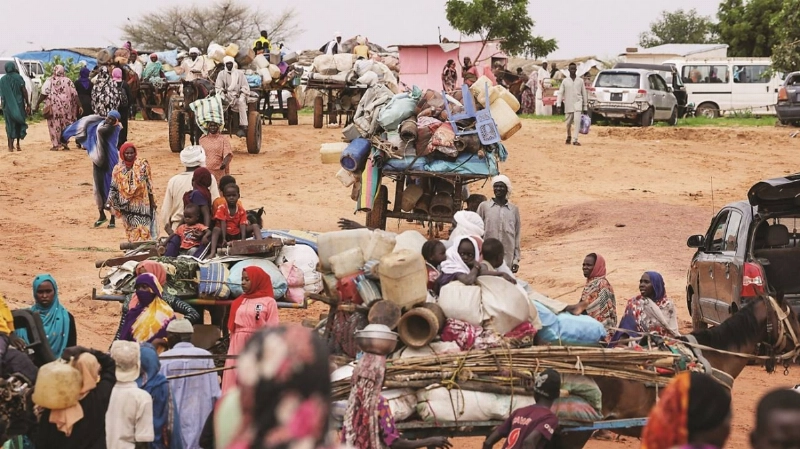 نازحون يتركون السودان بسبب الحرب (مكة)