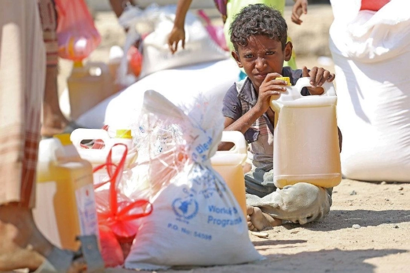 طفل يمني بعد تسلم المساعدات الأممية (مكة)
