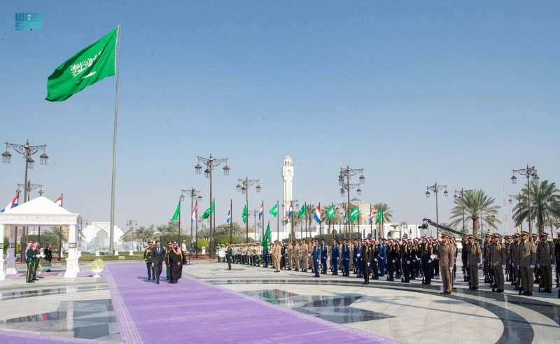 الأمير محمد بن سلمان خلال استقباله مارك روته بقصر اليمامة أمس (واس)