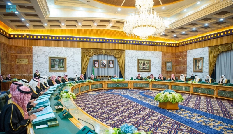 خادم الحرمين لدى ترؤسه جلسة مجلس الوزراء بالرياض أمس (واس)