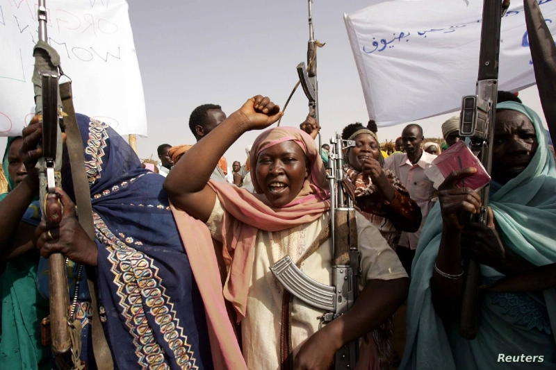 سودانيات يتدربن على القتال (مكة)