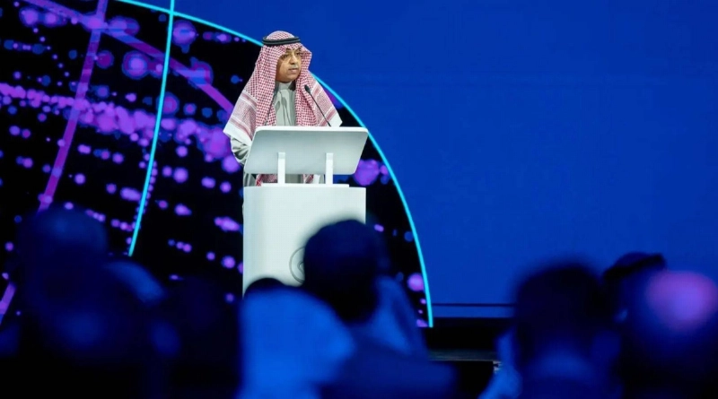 الدعيلج متحدثا في المؤتمر