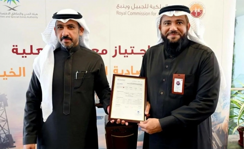 أثناء تسليم الشهادة