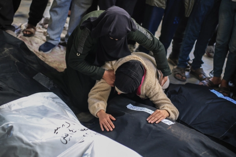 فلسطينيون ينعون شهداء سقطوا في غزة (د ب أ)
