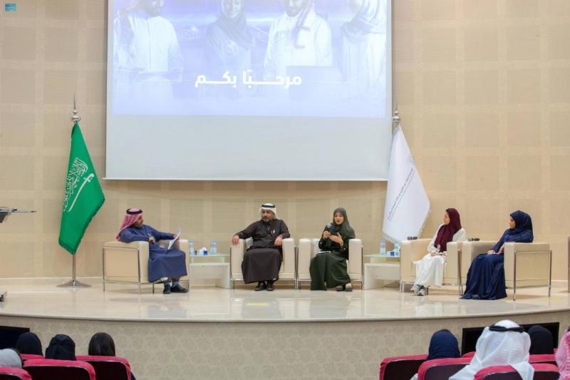 مشاركون في الجلسة