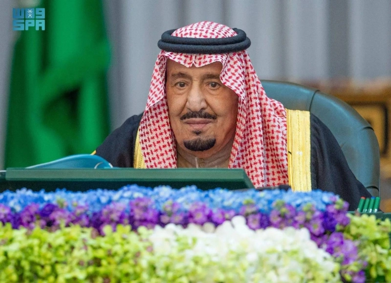 خادم الحرمين لدى ترؤسه جلسة مجلس الوزراء بالرياض أمس (واس)