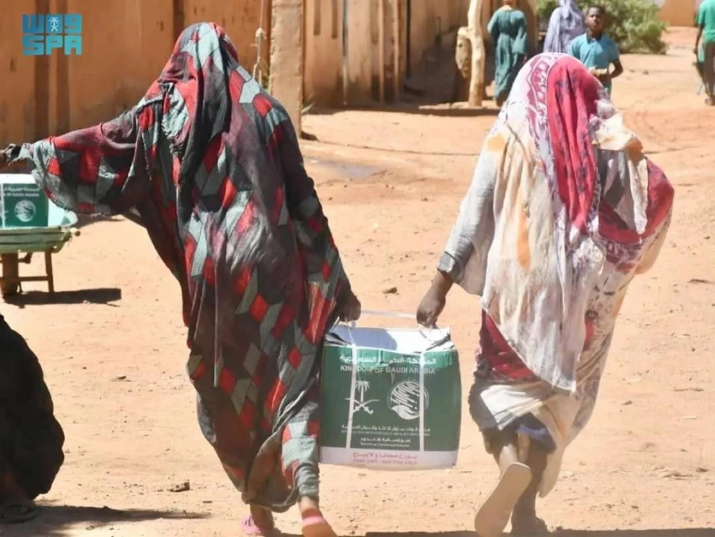 سودانيتان تحملان السلال السعودية