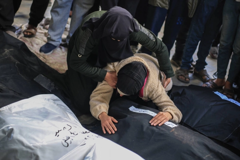 طفل غزاوي يبكي على والده الشهيد