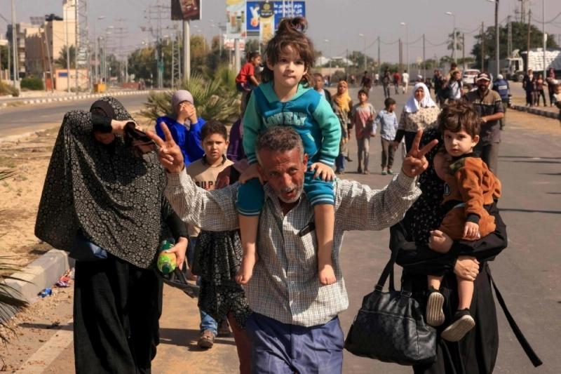 فلسطينيون فارون من جحيم القصف (مكة)